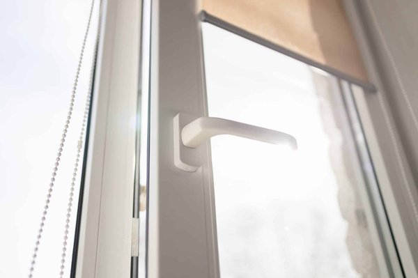 Pourquoi opter pour la pose en applique pour votre porte PVC ?